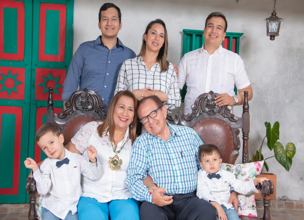 La pareja de esposos en compañía de sus pequeños nietos Luis Humberto Alvarado Gómez, Jerónimo Alvarado Gómez, Sandra Milena Gómez Forero, nuera e hijos.